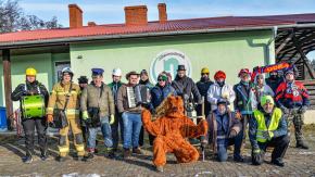 Wodzenie Niedźwiedzia w gminie Dąbrowa. Noworoczna tradycja w Niewodnikach