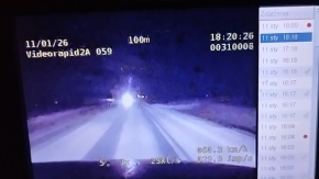  Niebezpieczna podróż hulajnogą w zimowych warunkach (WIDEO)