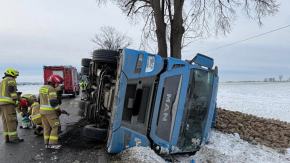 Ciężarówka  przewróciła się na DK40. Kierowca zabrany do szpitala