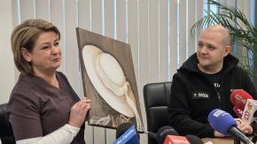 Lekarka USK w Opolu przekazała autorski obraz na licytację WOŚP. "To forma wdzięczności"