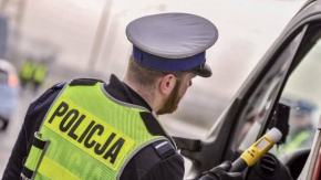 Prawie 1,5 promila i jazda mimo zakazu. Mercedes nie dojechał daleko