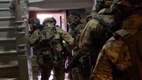 Uzbrojony i niebezpieczny zatrzymany w Kluczborku. W akcji policyjni kontrterroryści (WIDEO)