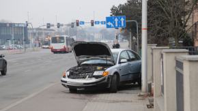 Kolizja na ul. Niemodlińskiej w Opolu. 19-latek uderzył w autobus MZK i w ogrodzenie