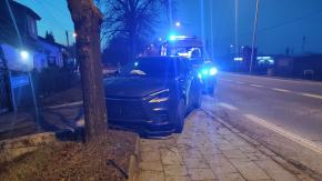 Lexus rozbity o drzewo w Opolu. Kierowca miał ponad 2 promile alkoholu