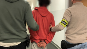 Poszukiwany, z narkotykami, kierował pojazdem bez prawa jazdy