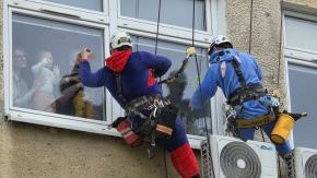 Z dachu Uniwersyteckiego Szpitala w Opolu zjechali superbohaterowie