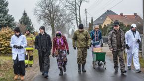 Niedźwiedź znów zatańczył w Chróścinie. Barwny korowód przeszedł przez wieś