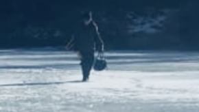 Wędkował na kruszejącym lodzie stawu, a nastolatek mu się przyglądał