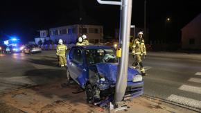 Trzy auta rozbite na Prószkowskiej. Sprawca uderzył w ogrodzenie i został zatrzymany