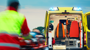 19-latek usłyszał zarzuty znieważenia i kierowania groźby wobec ratowników medycznych