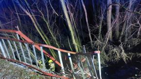 Dużo szczęścia kierowcy. Toyota uderzyła w bariery i wpadła do wąwozu