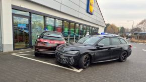 Pijany kierowca uderzył w auto, znak i witrynę sklepu w Brzegu