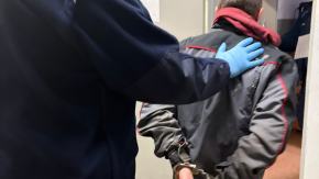 Był poszukiwany, a w mieszkaniu miał amfetaminę i nielegalnie pobierał prąd