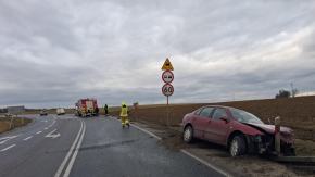 Zderzenie dwóch aut na drodze wojewódzkiej nr 426. Jedna osoba poszkodowana