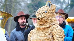 Wodzenie Bera w Muzeum Wsi Opolskiej. Tradycyjny mięsopust przyciągnął uczestników