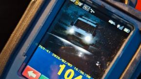 Pędził przez wieś ponad 100 km/h, bo zaspał do pracy