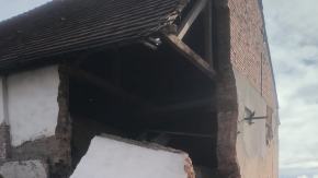 Zawaliła się część stodoły w Lipnikach. Nie żyje mężczyzna