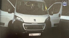 Bus na kradzionych tablicach. W środku pijany kierowca, łomy i noktowizor