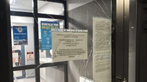 Rzucił kamieniem w drzwi komisariatu. Zatrzymali go po pościgu WIDEO