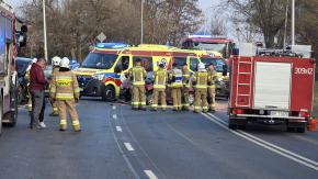 Zderzenie dwóch aut na ulicy Wrocławskiej w Opolu. Droga zablokowana