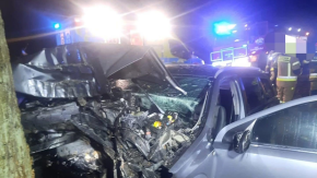 Auto uderzyło w drzewo na trasie Siemysłów - Starościn. Młody kierowca w szpitalu