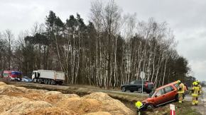 Zderzenie na DK45 w Węgrach. Osobówka w rowie po kolizji z ciężarówką