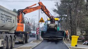 Końcówka prac na ul. Częstochowskiej. Trwa asfaltowanie drogi pieszo-rowerowej