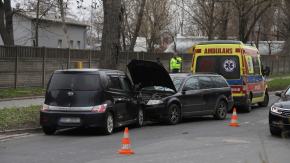 Czołowe zderzenie na ulicy Budowlanych. Mężczyzna w stanie krytycznym trafił do szpitala