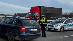 Kolizja na ulicy Niemodlińskiej. Zderzenie ciężarówki z osobówką