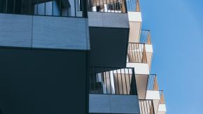 Dotacje na fotowoltaikę także dla balkonów. Można odzyskać nawet połowę kosztów