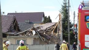 Zawalił się dach budynku w Wawelnie. Na miejscu pracowały służby