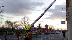Pęknięty komin przy ul. Armii Krajowej. Na miejscu sześć zastępów straży pożarnej