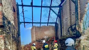 Pożar pustostanu w Dańcu. Ogień pojawił się ponownie w tym samym budynku