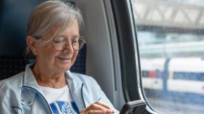 Jakie warunki muszą zostać spełnione, by senior miał zniżki na pociąg?