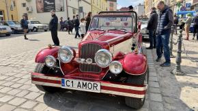 Motoryzacyjne otwarcie sezonu w Otmuchowie. Zabytkowe pojazdy na rynku