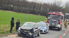 Kolizja na obwodnicy na wysokości Bierkowic. Z jednego auta unosił się dym