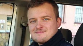 Pojawił się w odpowiednim momencie. Patrol szybko przerodził się w interwencję