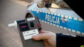 Był spragniony, sięgnął po piwo za kierownicą. Interwencja w Kędzierzynie-Koźlu