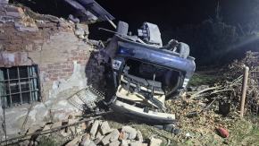 Dachowanie BMW w Podkamieniu. 19-latek uderzył w budynek