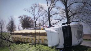 Cysterna przewróciła się na DW 416. Utrudnienia między Klisinem a Kietlicami