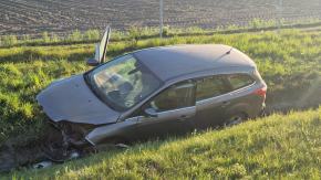 Wypadek na A4. Auto wypadło z jezdni, dwie osoby w szpitalu
