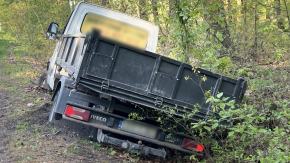 Nietrzeźwy 31-latek bez uprawnień zabrał firmowe auto i zakończył jazdę w rowie