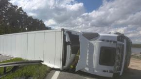 Ciężarówka przewróciła się na A4 pod Opolem. Zablokowana jezdnia w obu kierunkach