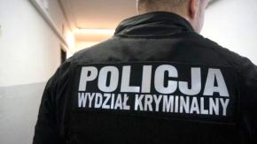 Schował się w zaroślach z kosiarką. Zauważył go policjant jadący do pracy
