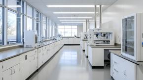 Stoły robocze, szafy i regały laboratoryjne - jak zaplanować ergonomiczne laboratorium?