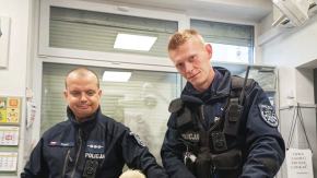 Policjanci z Tarnowa Opolskiego pomogli w ratowaniu rannego bociana