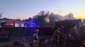 Pożar altany na terenie ogródków działkowych. Wcześniej doszło do eksplozji urządzenia