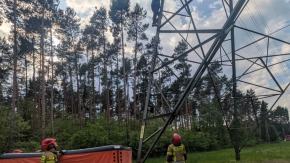 Interwencja służb w Namysłowie. Mężczyzna wszedł na słup wysokiego napięcia