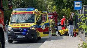 Motorowerzysta trafił do szpitala po zderzeniu z samochodem na ulicy Rejtana
