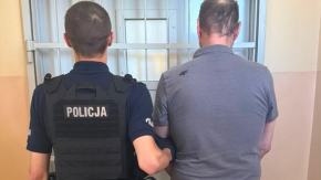 Pobili kolegę i zostawili nieprzytomnego na klatce schodowej